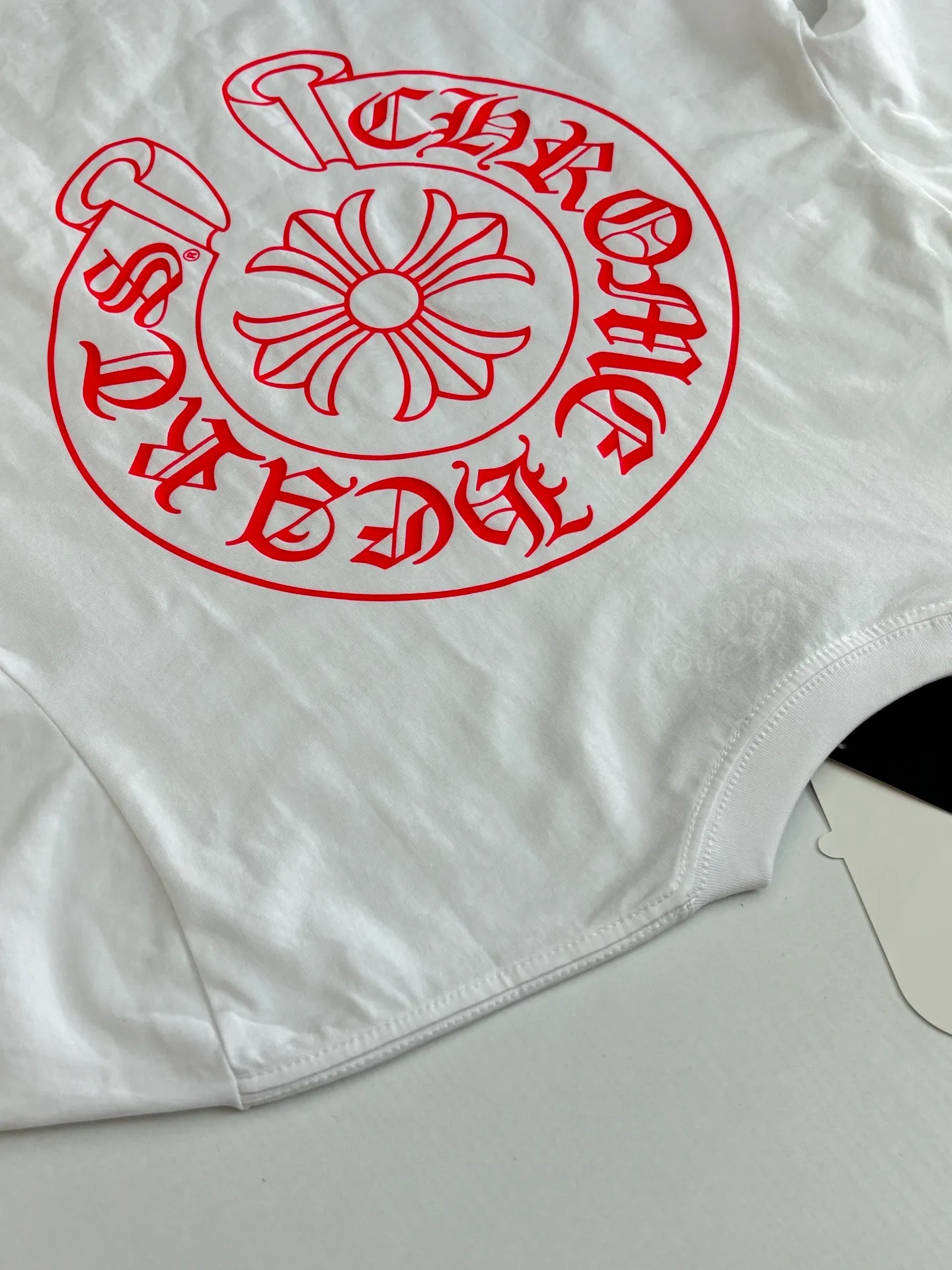 P226 Chrome Heart*/Chrome Heart Horseshoe print pocket printed short-sleeved T-shirt Made of the same heavy-weight pure cotton material as the original, high-count yarn is light, thin and breathable. Imported ink three-dimensional printing, skin-friendly and breathable. And through anti-shrinkage treatment, it will not be easily deformed after long-term wear. The imported ink has passed Oeko-Tex Standard 100 environmental protection certification. The color fastness reaches level 4-5, and there is no obvious fading after 50 times of washing. Strictly proofread the color management system of digital printing. Custom woven and dyed, no color difference from the original version Size: S/M/L